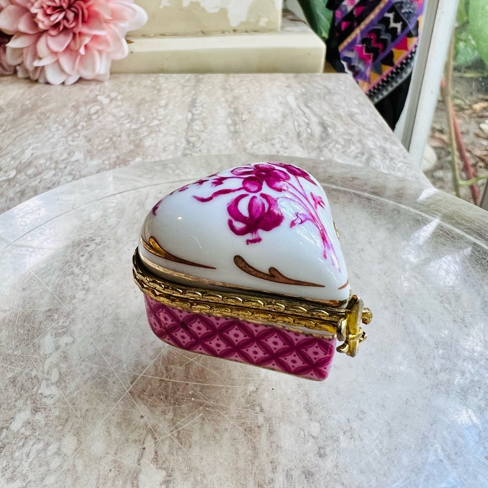 Elegant Pink and White Heart-Shaped Trinket Box Vintage NEW